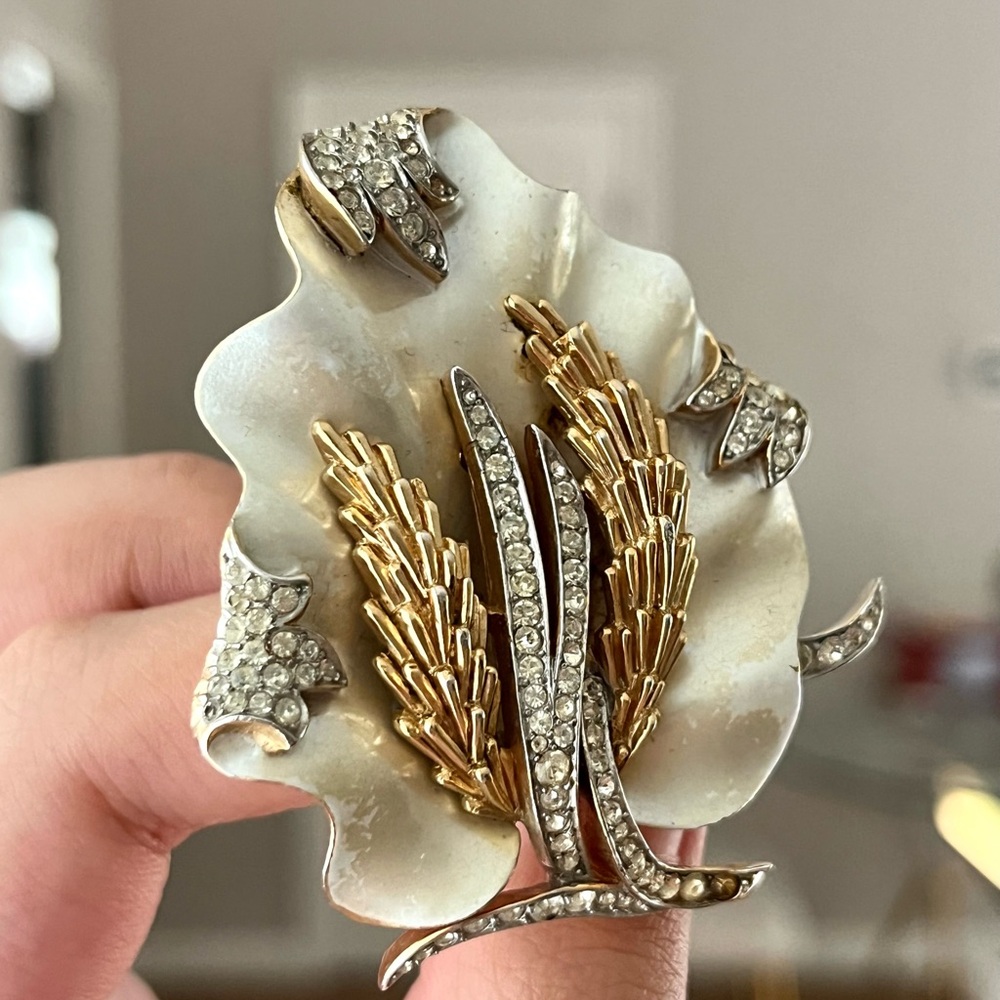 Vintage Trifari Crown 50s Under The Sea Coral Reef Mother of Pearl Gold Brooch - Picture 12 of 14